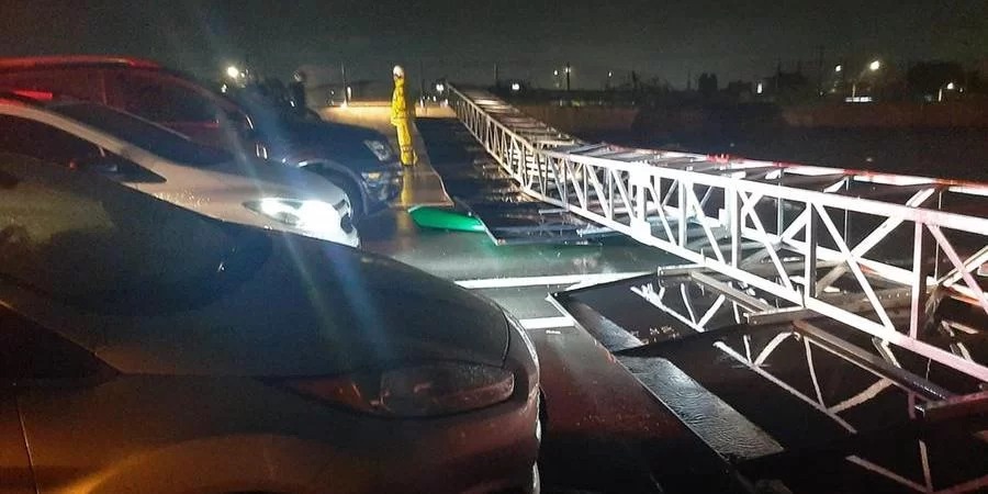 Temporal derruba pórtico e bloqueia freeway na altura da Arena, em Porto Alegre