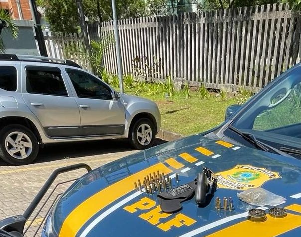 Motorista é preso com revólver, munição e maconha em abordagem na BR-116, em Caxias