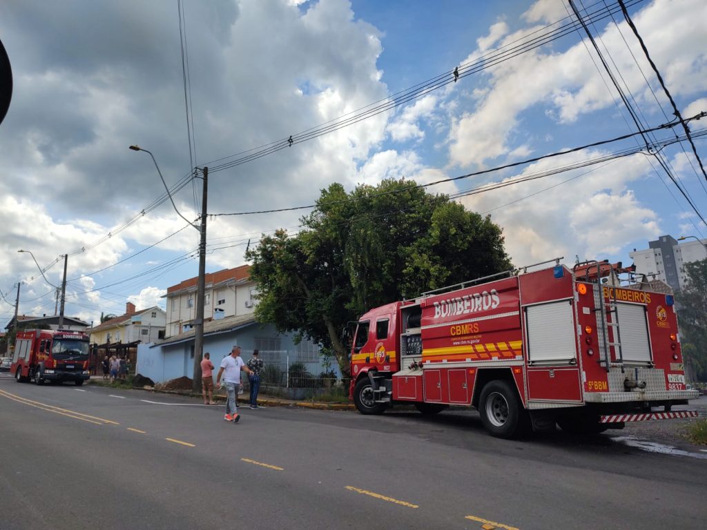Incêndio atinge duas residências no Bairro Santa Catarina