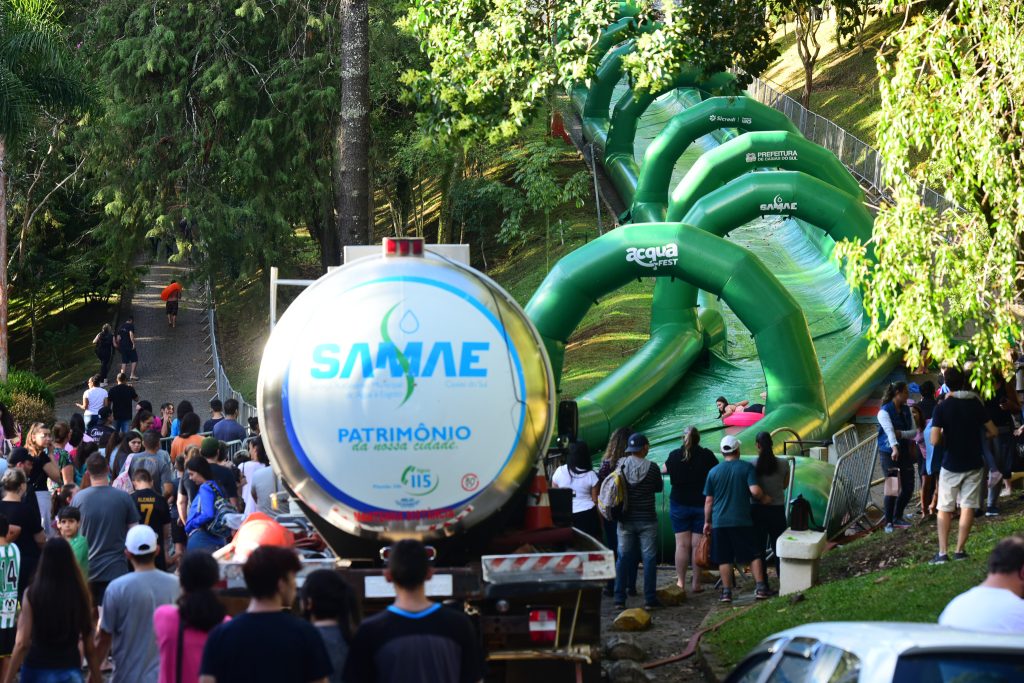 Com toboágua inflável de 150 metros, Acqua Fest ocorre neste fim de semana em Caxias do Sul