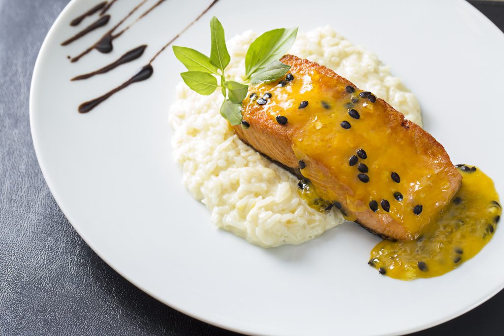 Cozinha Viva: Salmão ao molho de maracujá. (Foto: CyberCook / Reprodução)