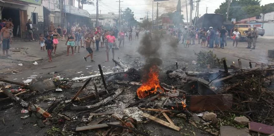 Protestos se multiplicam em Porto Alegre após mais de 50h sem luz