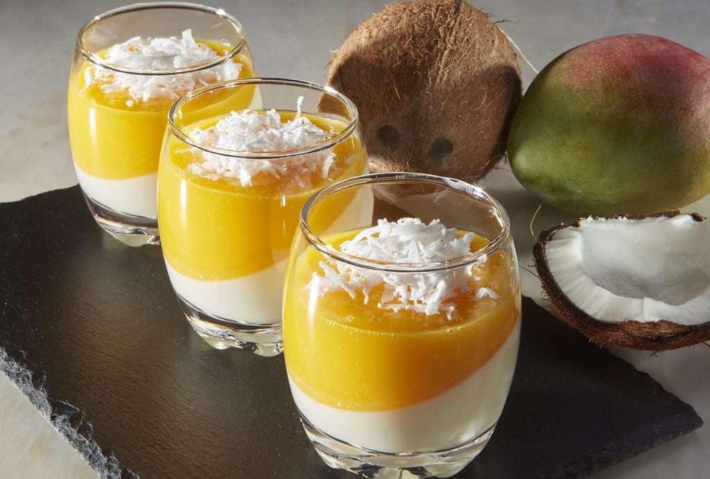 Cozinha Viva: Panna cotta de coco com calda de manga. (Foto: Monica Pereira / Divulgação)