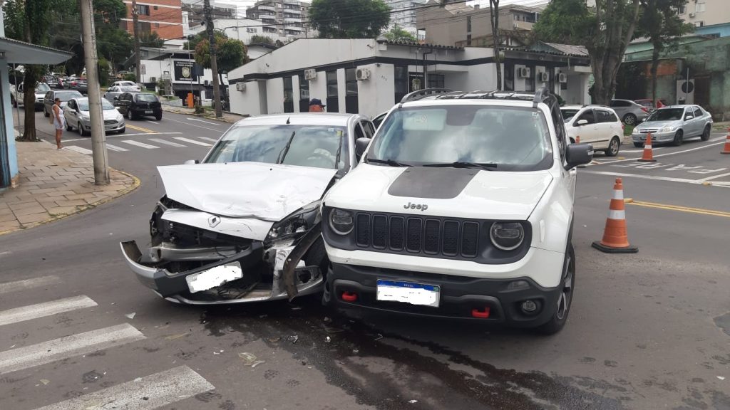Acidente envolvendo três veículos causa transtorno no Centro de Bento Gonçalves