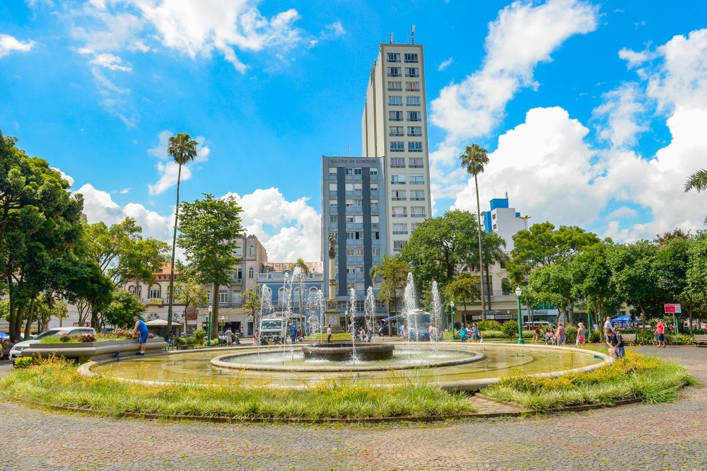 Praça Dante Alighieri recebe feira de artesanato e gastronomia em Caxias do Sul. (Foto: Mateus Argenta)