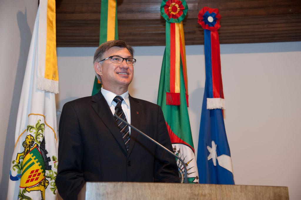 Ex-reitor da UCS Evaldo Kuiava é eleito presidente do Corede Serra para 2024-2025