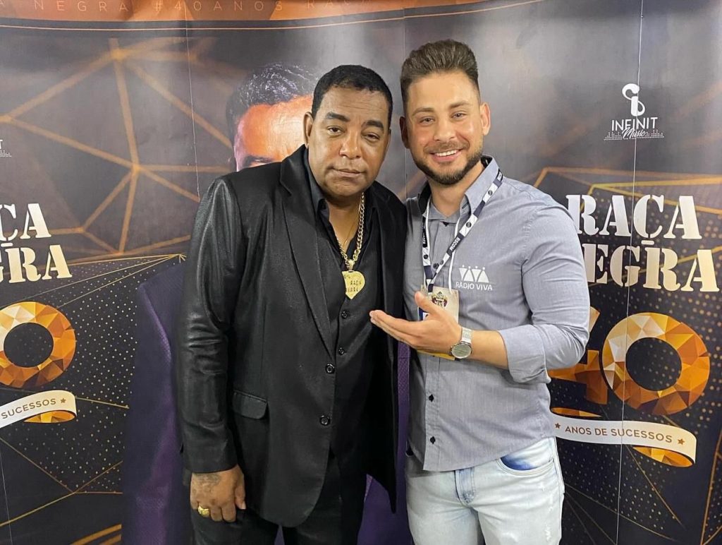 Vocalista do grupo Raça Negra, Luiz Carlos, e o comunicador da Rádio Viva, Jásser Panizzon - (Foto: Divulgação)