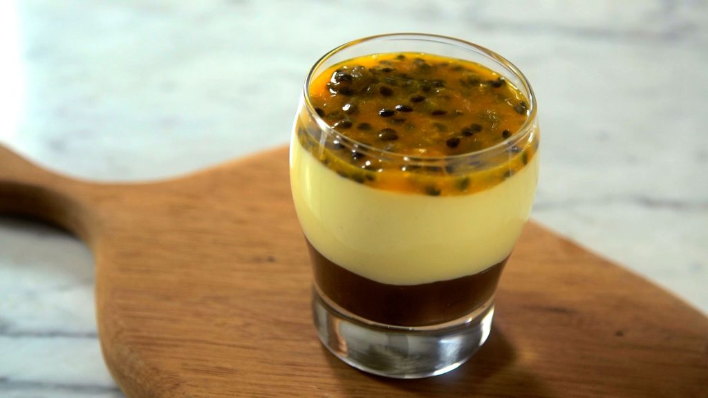 Cozinha Viva: Mousse de maracujá com chocolate. (Foto: Tastemade / Divulgação)