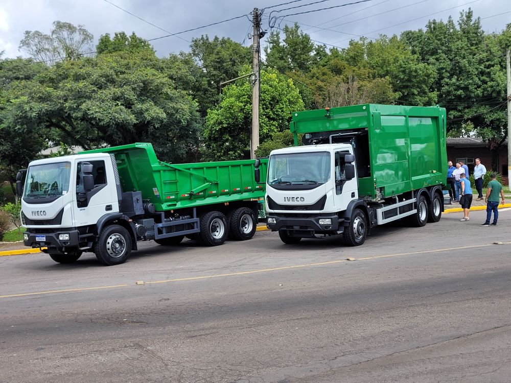 Frota da Codeca é reforçada com dois caminhões e dois rolos compactadores novos em Caxias