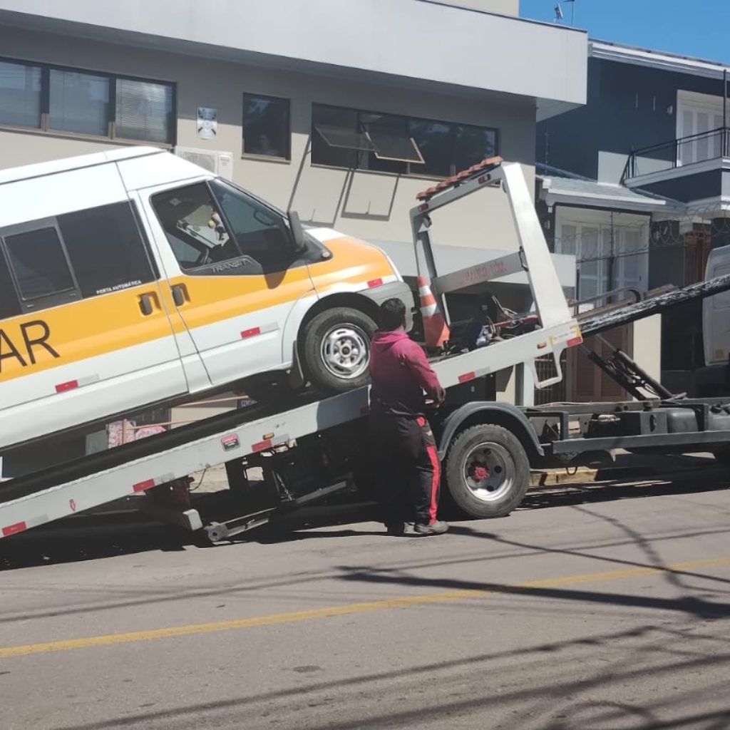 Duas vans escolares são recolhidas por irregularidades no licenciamento em Bento Gonçalves