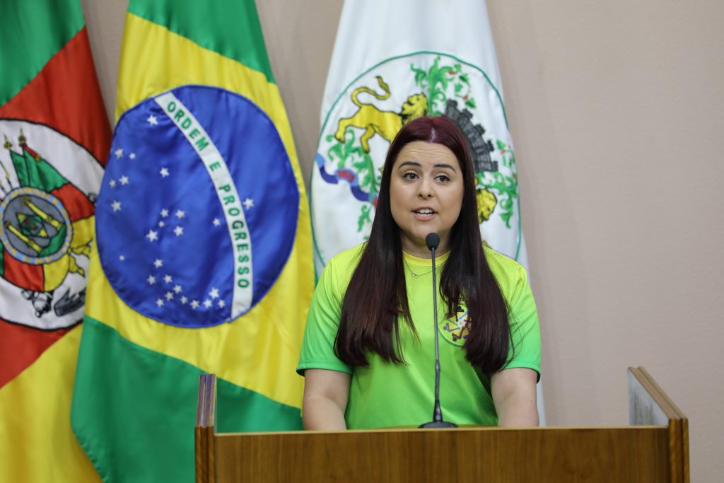 Milka Julianote esteve na sessão ordinária desta manhã (10), na Câmara Municipal de Caxias do Sul, e convidou para a Marcha pelas Crianças do Brasil - (Foto: Vitor Ló)