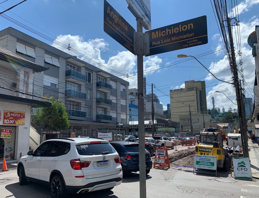 Obra causa bloqueios de trânsito no bairro Lourdes, em Caxias do Sul
