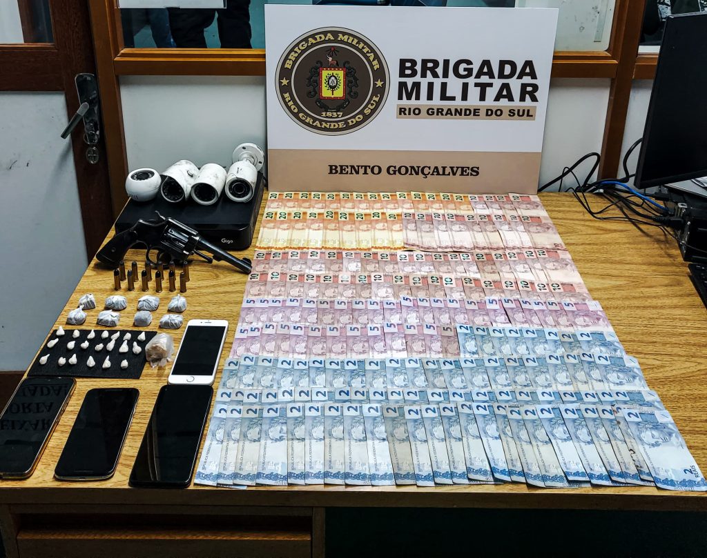Brigada Militar prende homem por tráfico de drogas e porte ilegal de arma de fogo no Borgo, em Bento Gonçalves