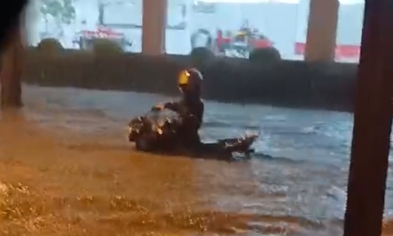 Água invade ruas de Caxias do Sul durante temporal