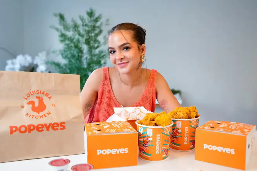 Rede de fast-food oferece frango frito grátis (2)