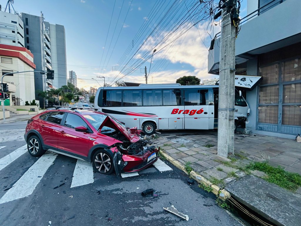 Duas passageiras de micro-ônibus ficam feridas em acidente no bairro Pio X, em Caxias do Sul