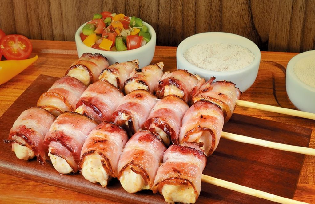 Cozinha Viva: Espetinhos de frango com bacon (Foto: Internet / Reprodução)