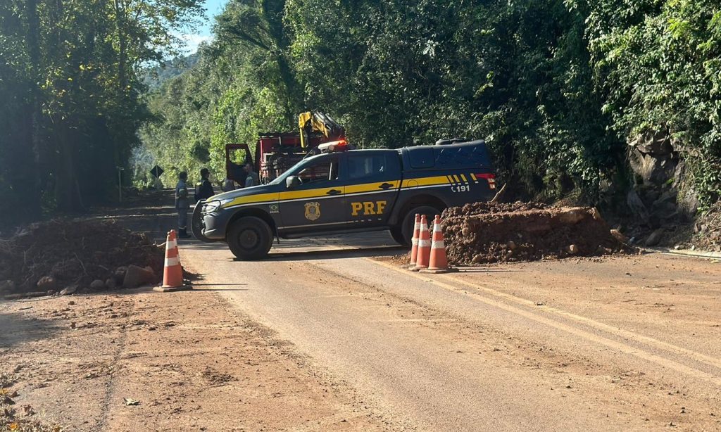 Caminhão transpõe bloqueio e atola na BR-470, em Bento Gonçalves