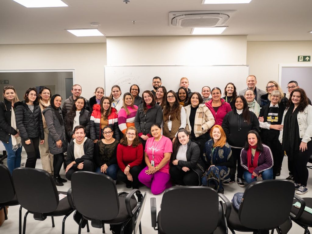 Alunos e professores no primeiro dia de aula. Foto divulgação