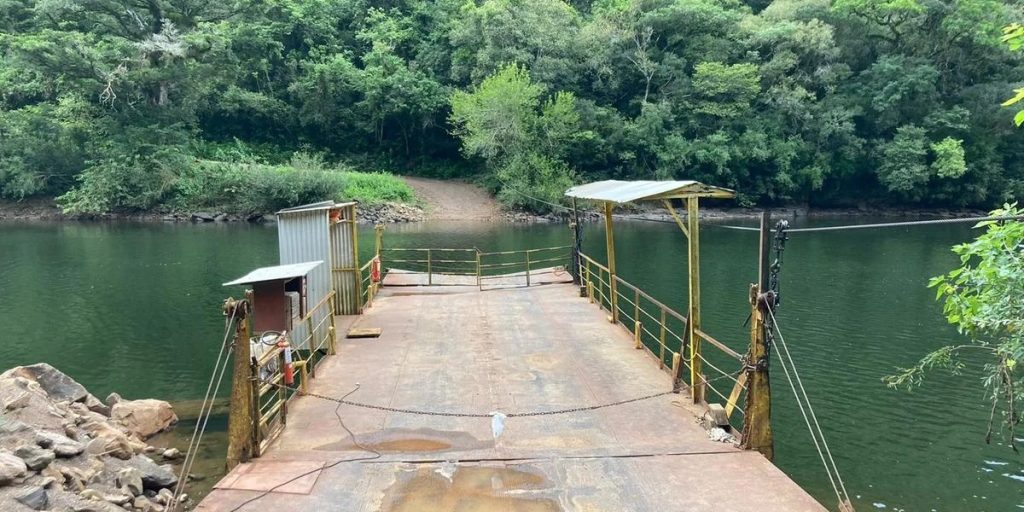 Balsa entre Nova Roma do Sul e Nova Pádua está interditada devido ao alto nível do Rio das Antas. (Foto: Junior Lodi / Divulgação)