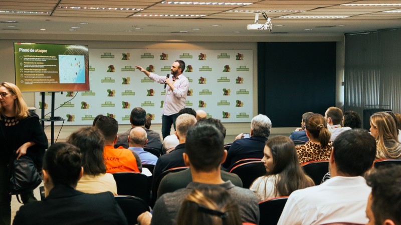RS entrega material para auxiliar municípios atingidos pelas enchentes na elaboração de planos de trabalho