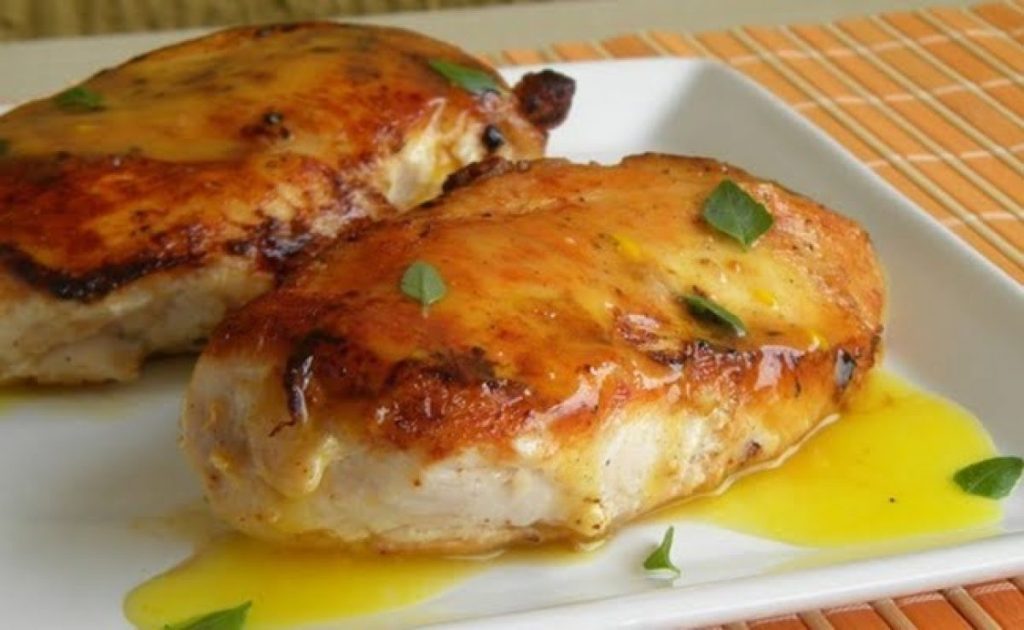 Um bom frango fica ainda melhor com um molho de laranja. (Foto: Receitinhas/Divulgação) Um bom frango fica ainda melhor com um molho de laranja. (Foto: Receitinhas/Divulgação)
