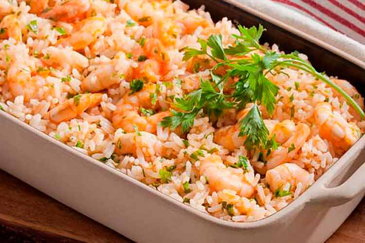 Essa receita de arroz de camarão com coco vai te deixar com água na boca (Foto: Receitas e Dica do Chef / Reprodução)