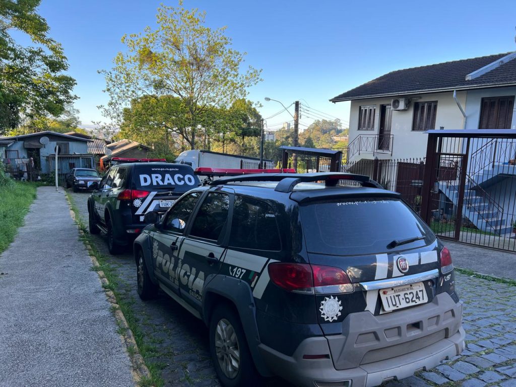 Grupo suspeito de revender imóveis com lucro do tráfico de drogas na Serra é alvo de operação da Polícia Civil