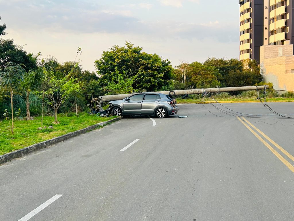 Motorista colide em poste e deixa sem luz parte do bairro Vila Verde, em Caxias do Sul