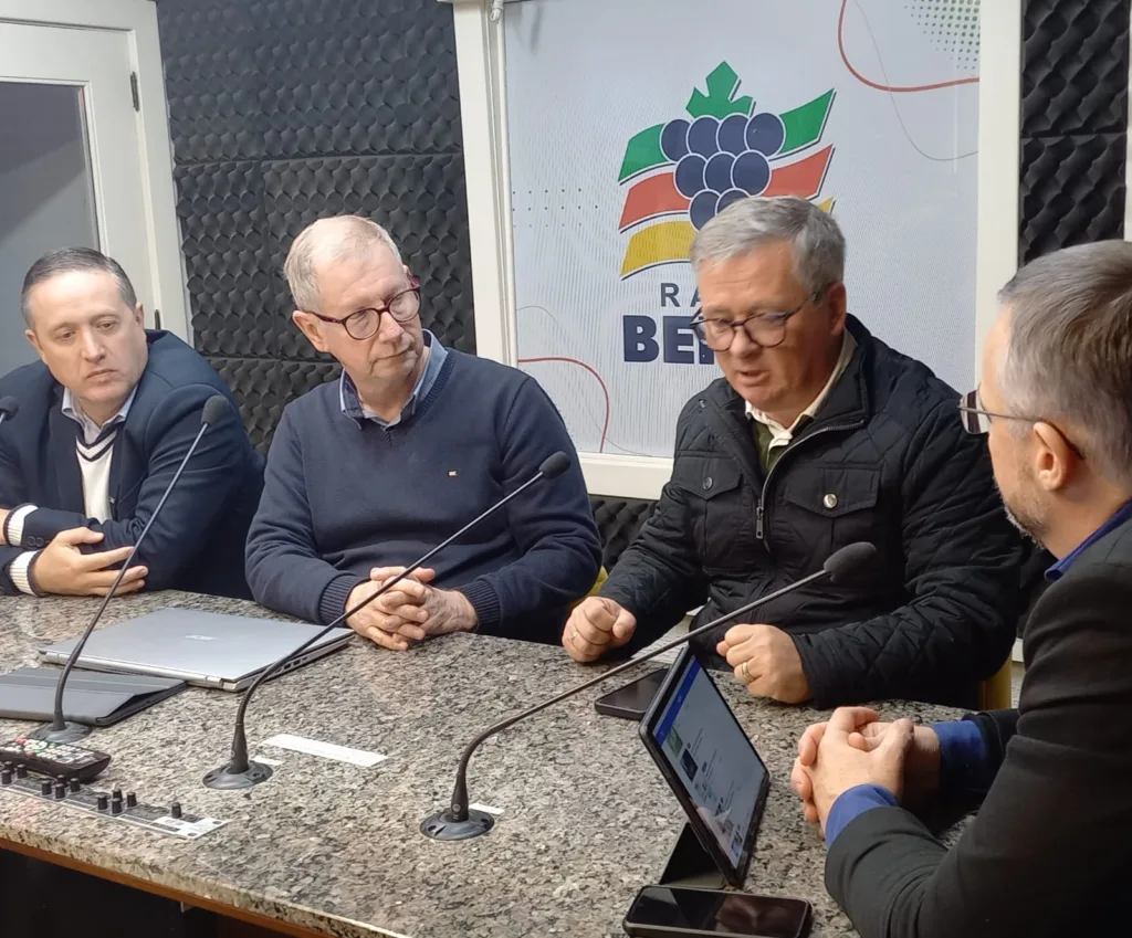 Marcos Carbone, vice-presidente e Ivonei Pioner, presidentes da Federação estiveram na Rádio Bento, onde participaram do programa Sem Nome divulgando o evento de segunda-feira