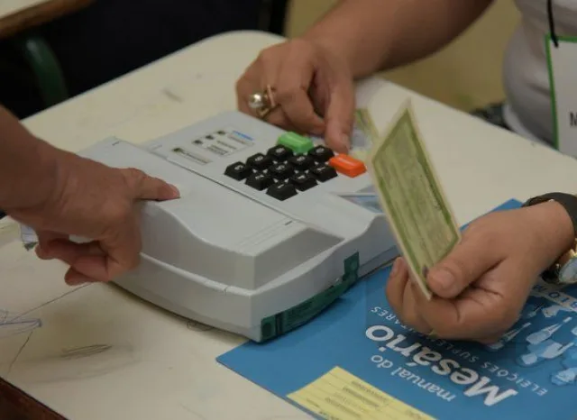 “Sem mesário não tem eleição”: conheça história de servidora pública que será voluntária do pleito pela 10ª vez em Caxias do Sul