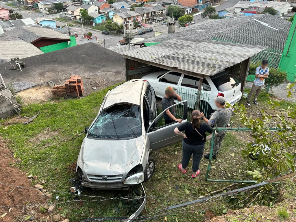 Veículo caiu de uma ribanceira