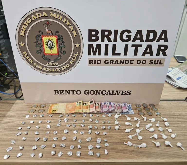 108 porções de drogas foram apreendidas com homem de 22 anos, no bairro Conceição (Foto: Comunicação Social do 3ºBPAT)