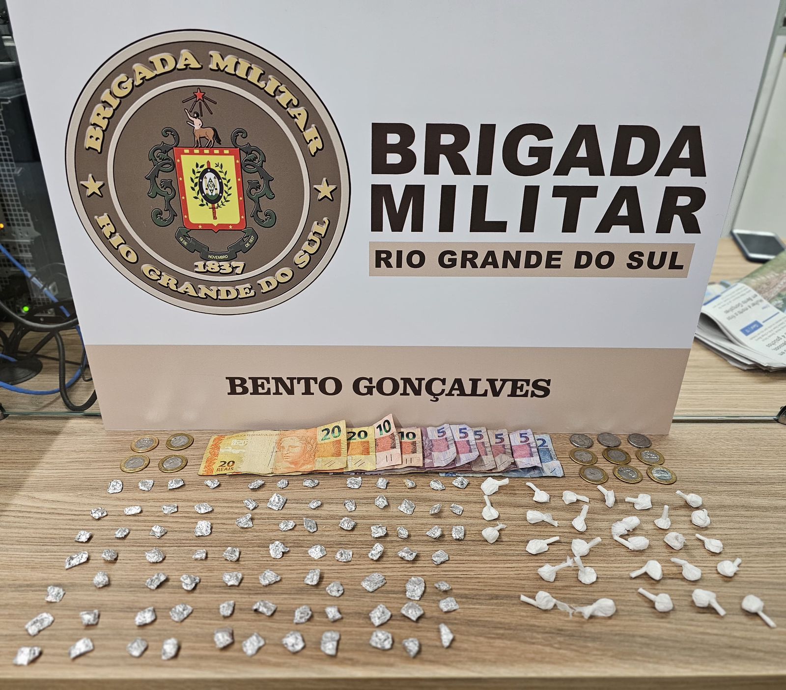 108 porções de drogas foram apreendidas com homem de 22 anos, no bairro Conceição (Foto: Comunicação Social do 3ºBPAT)