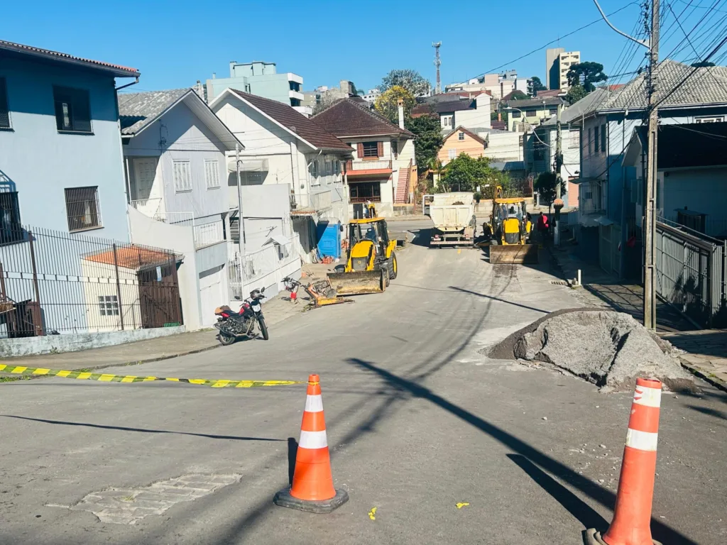 Obras causam bloqueios de trânsito em 9 bairros de Caxias do Sul nesta semana