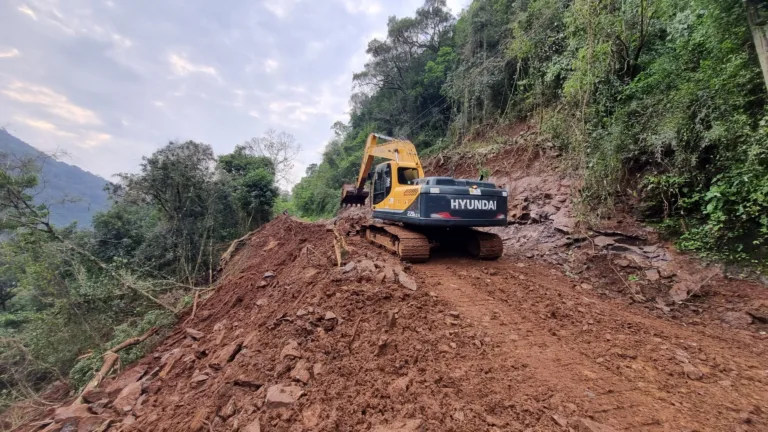 Obras visam reabertura da Estrada Municipal José Novello em Caxias do Sul