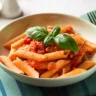 Massa penne ao molho de tomate e manjericão