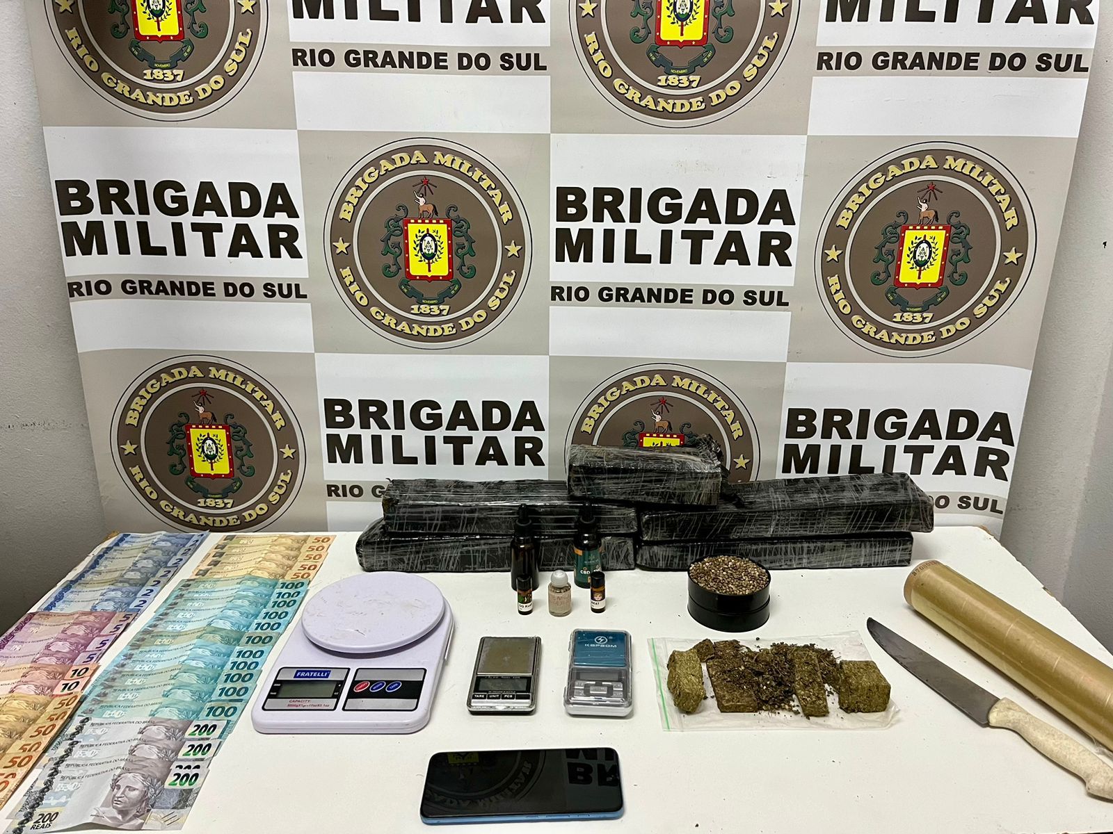 Brigada Militar apreende maconha, sementes da droga e estufa artesanal em Farroupilha 