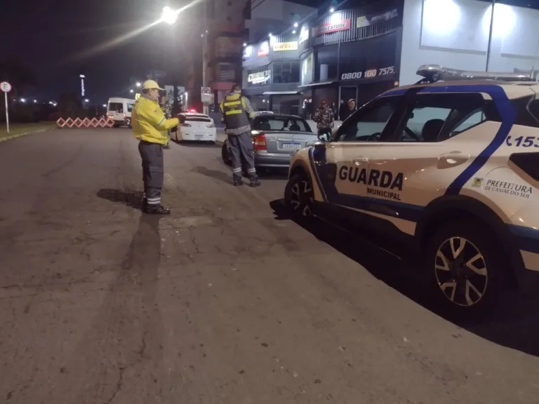 Motorista embriagado joga carro contra os fiscais e é preso em Caxias do Sul