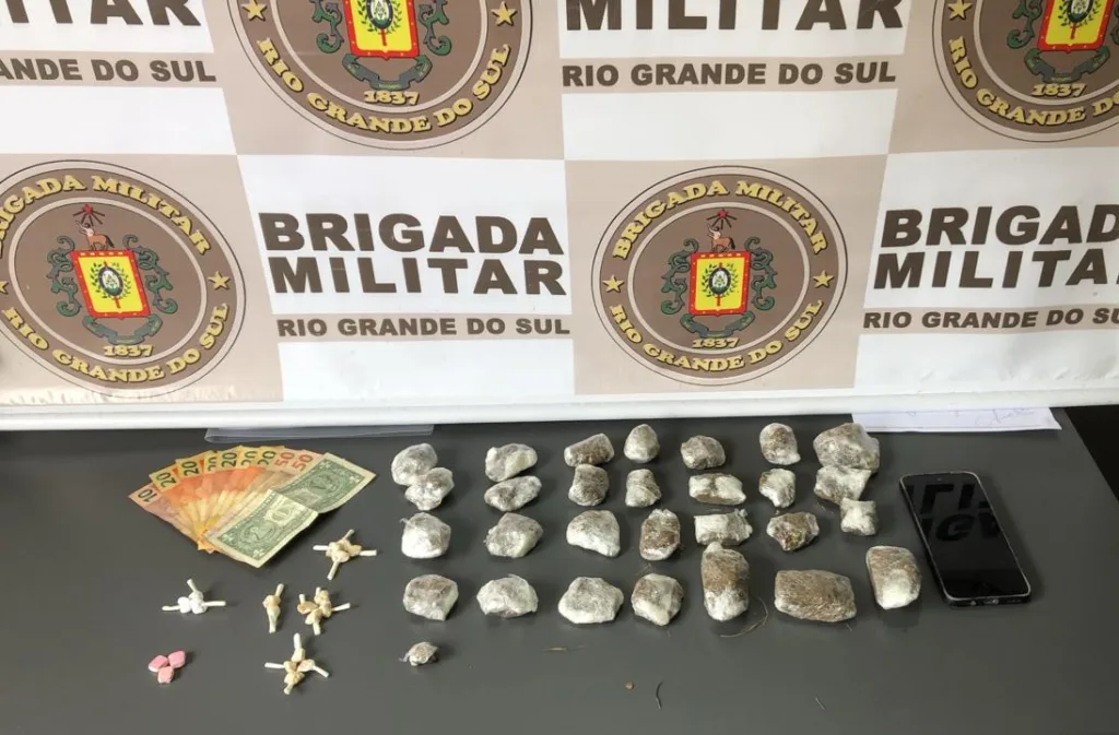 Foragido é preso e adolescente apreendido por tráfico de drogas em Gramado