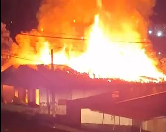 Chamas destruíram totalmente o prédio