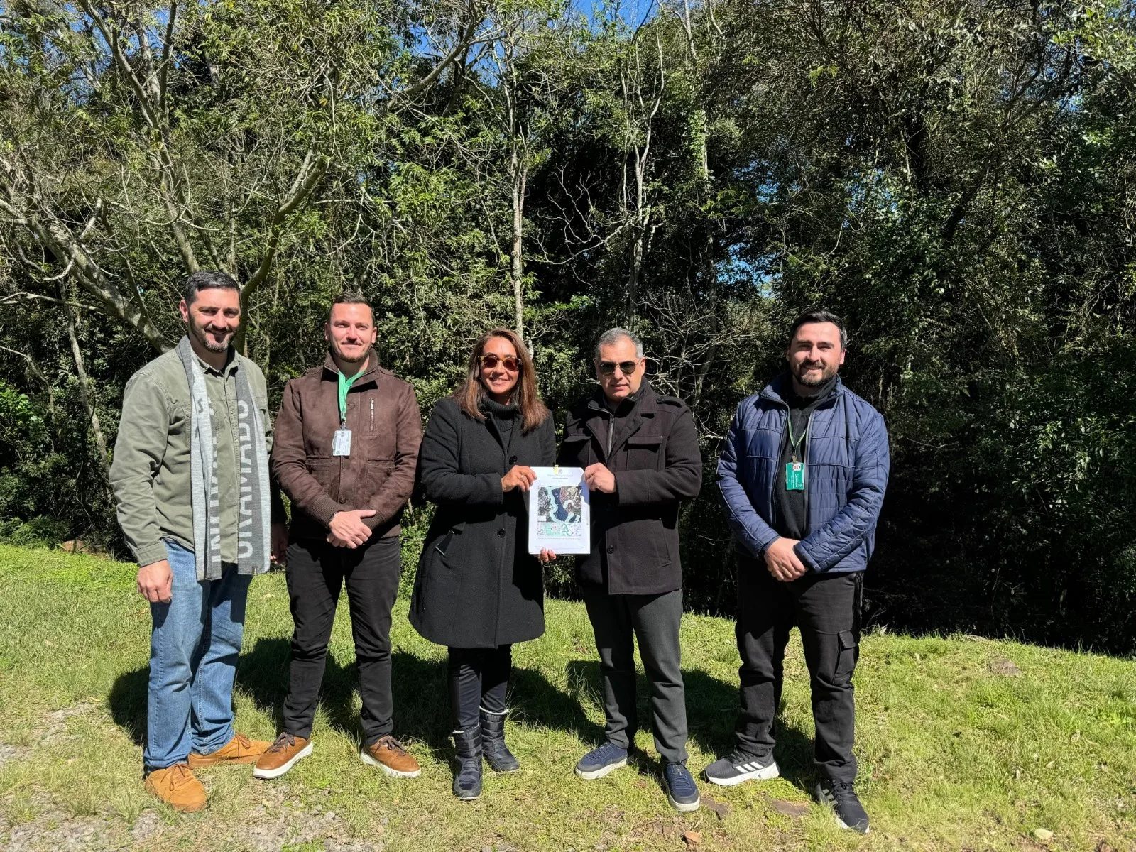 Na foto, secretário de Inovação, Heitor Noel, pró-reitor IFRS, Lucas Coradini, procuradora-geral de Gramado, Mariana Melara Reis, representante do MEC, Amilton Figueiredo, e Diofander Pinheiro, técnico da Secretaria de Meio Ambiente de Gramado. Foto: Divulgação