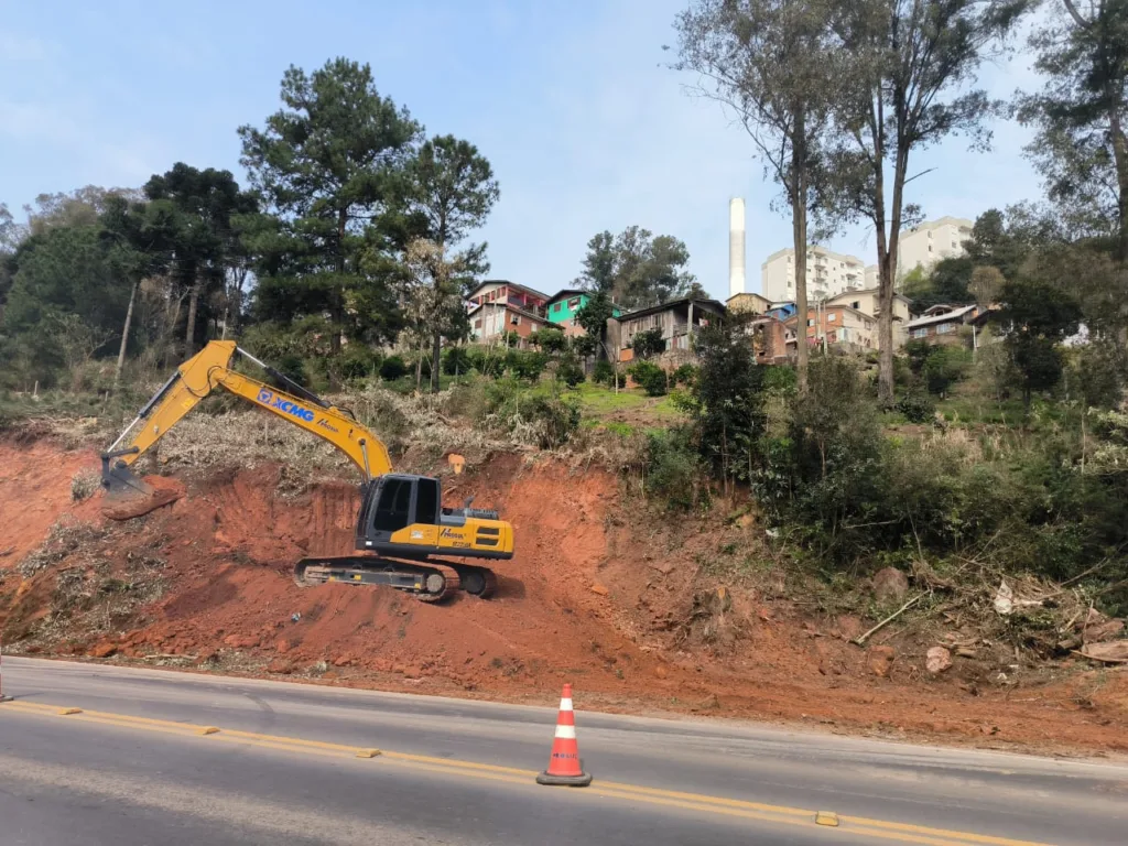 Trânsito é orientado em pare e siga em dois trechos da ERS-122, na saída de Caxias do Sul para Flores da Cunha