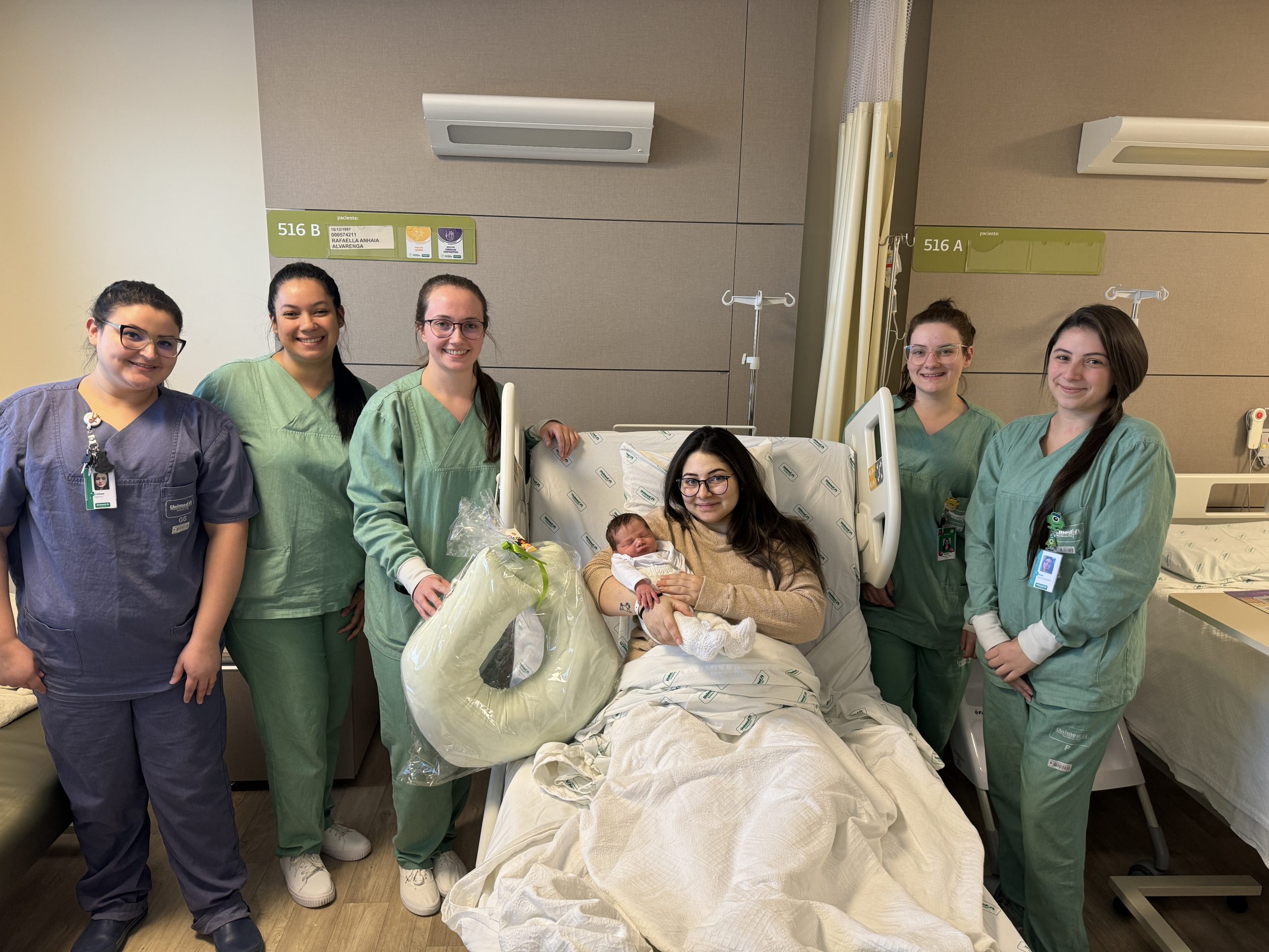 Rafaella Anhaia Alvarenga, com o filho, Matias Spinelli, foram os primeiros homenageados em agosto. A entrega foi realizada pelas profissionais da Unidade Materno-Infantil da Unimed Nordeste-RS (Foto: Unimed Nordeste-RS/Divulgação)