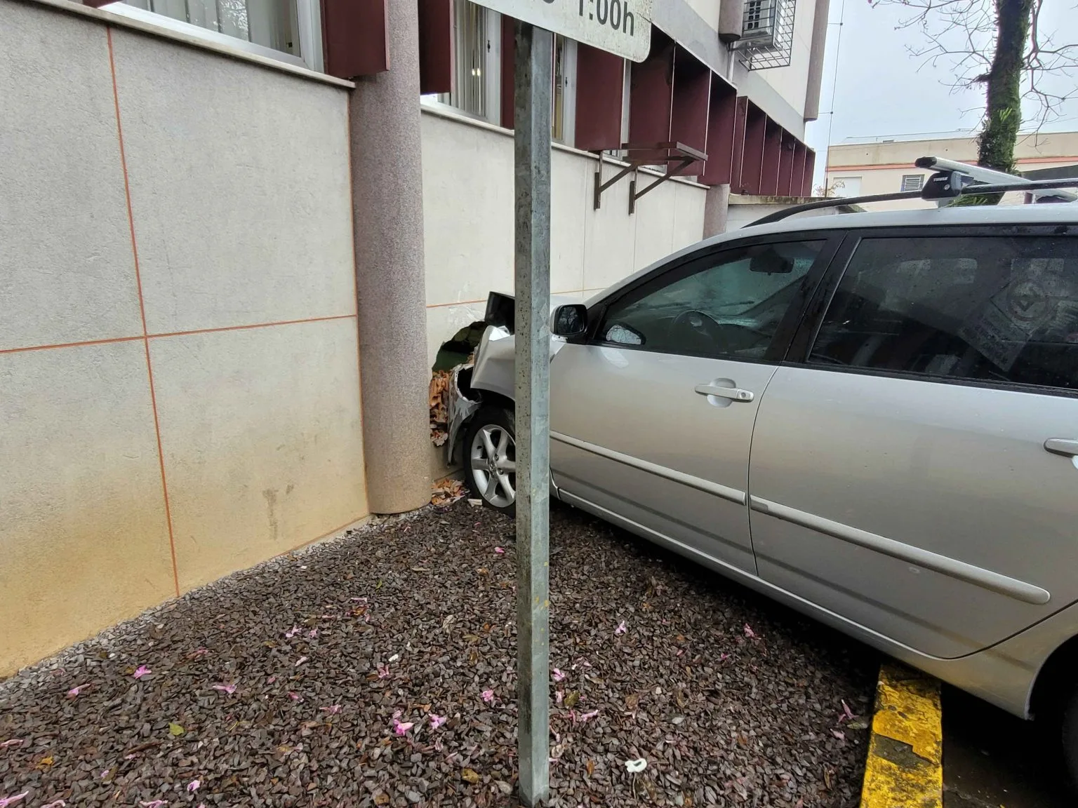 Após carro danificar prédio, Centro Odontológico normaliza atendimentos em Caxias do Sul