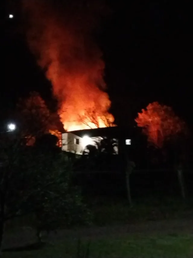 Galpão e carro são destruídos em incêndio no Vale dos Vinhedos, em Bento Gonçalves