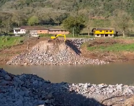 Iniciam as obras da ponte provisória sobre o Rio Caí, entre Caxias do Sul e Nova Petrópolis