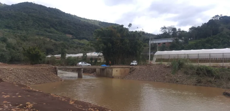 Prefeitura de Caxias do Sul conclui primeiras ações para restabelecimento de tráfego na Estrada Municipal Frederico Thomas