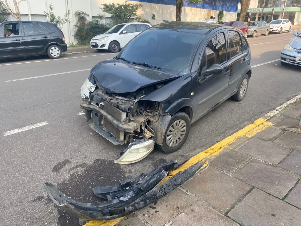 Colisão entre veículos resulta em acidente na área central de Farroupilha