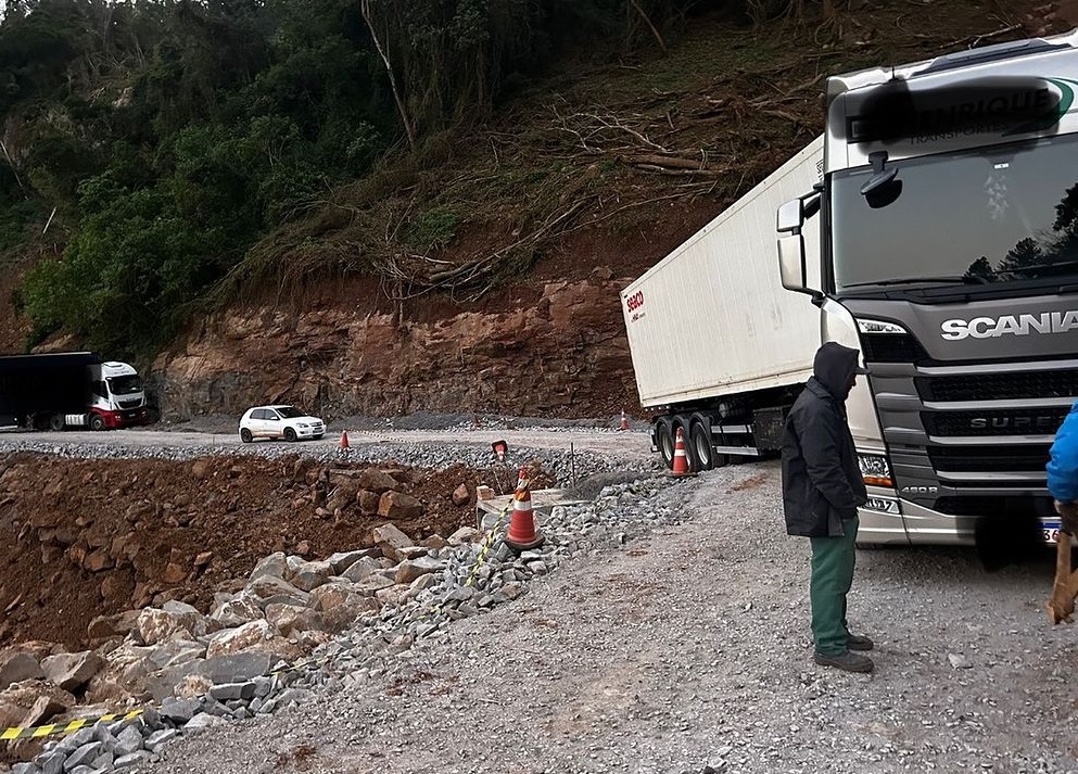 Caminhão quase tomba em curva perigosa na ERS-431, em São Valentim do Sul